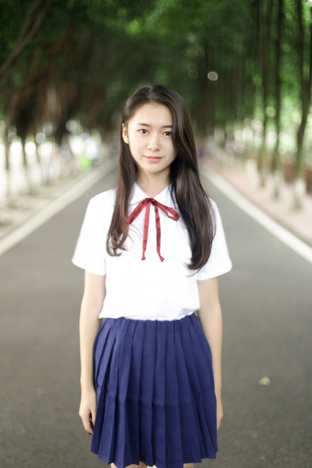 安静校园制服学生妹清纯照片