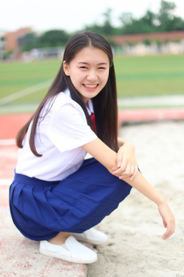 安静校园制服学生妹清纯照片