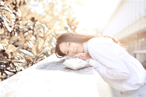 人间四月天的阳光清纯美女