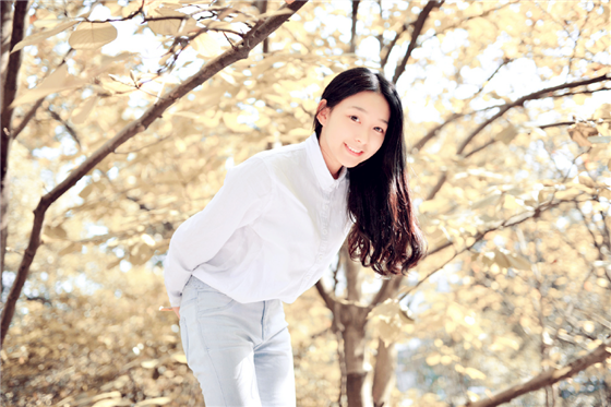 人间四月天的阳光清纯美女