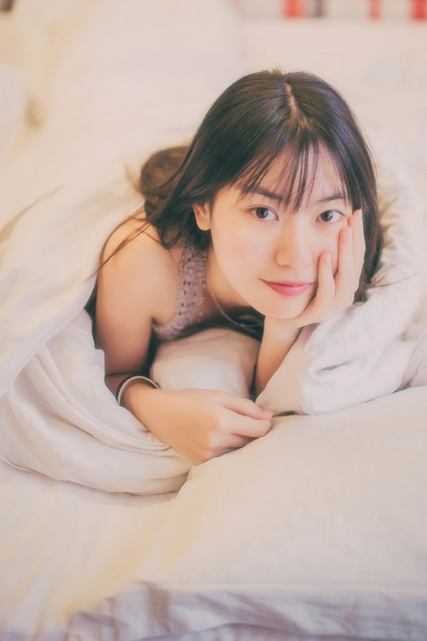 夏季清晨清爽美女温柔的慵懒
