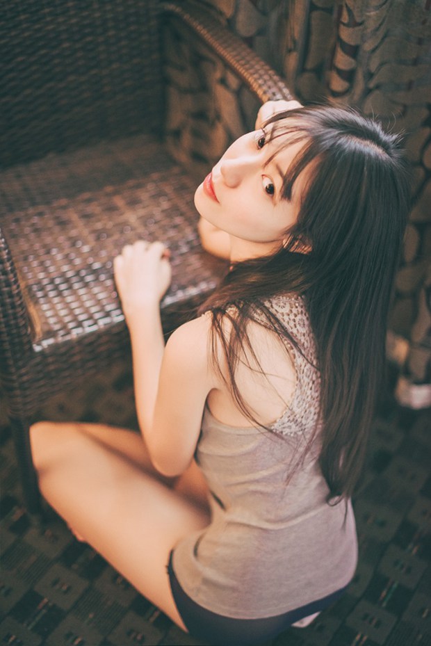 夏季清晨清爽美女温柔的慵懒