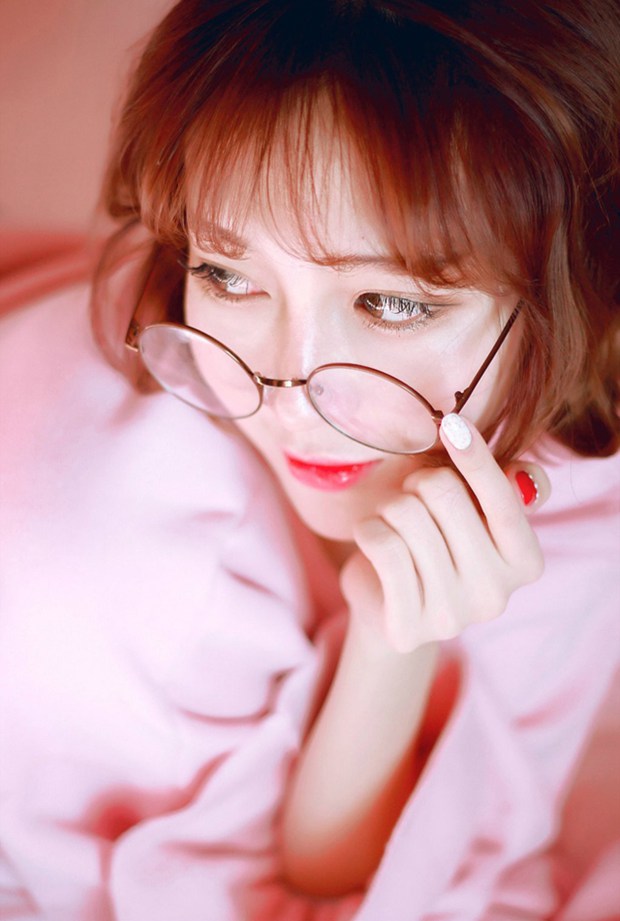 可爱圆眼镜粉嫩小美女图片