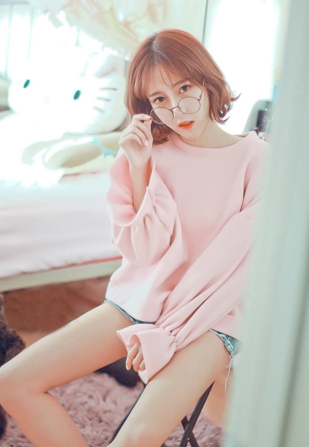 可爱圆眼镜粉嫩小美女图片