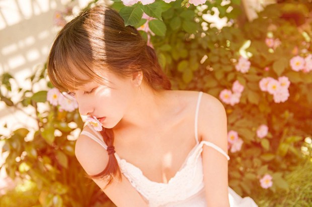 蔷薇花下清新女生梦幻白裙子