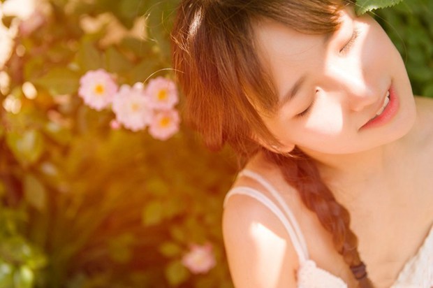 蔷薇花下清新女生梦幻白裙子