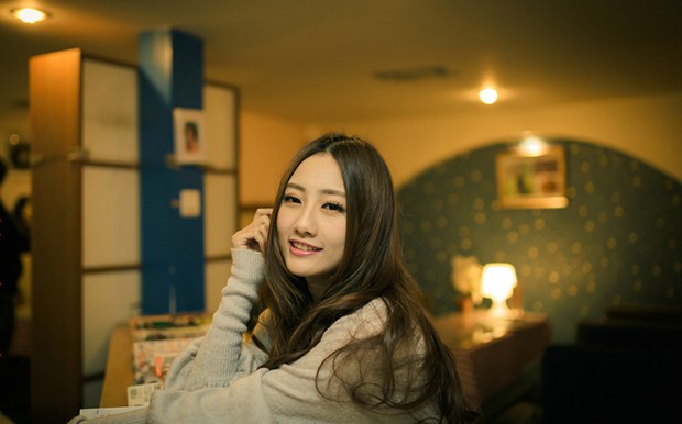 文艺甜美温暖咖啡馆里的美女
