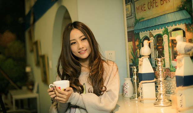 文艺甜美温暖咖啡馆里的美女