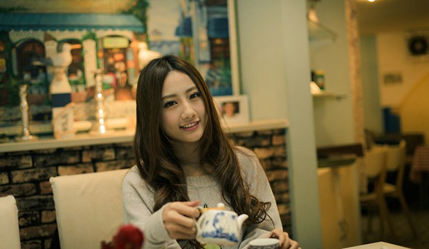 文艺甜美温暖咖啡馆里的美女