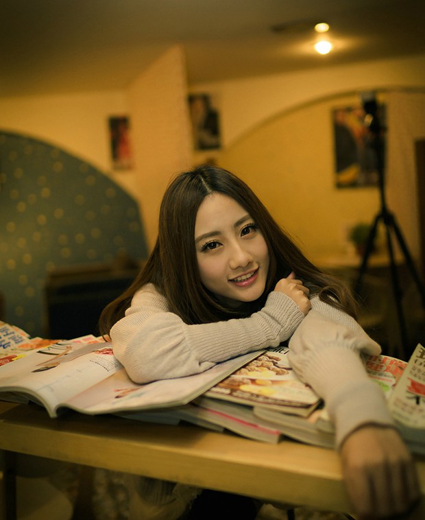 文艺甜美温暖咖啡馆里的美女