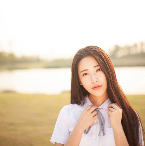 气质校园女生的草地下午时光""