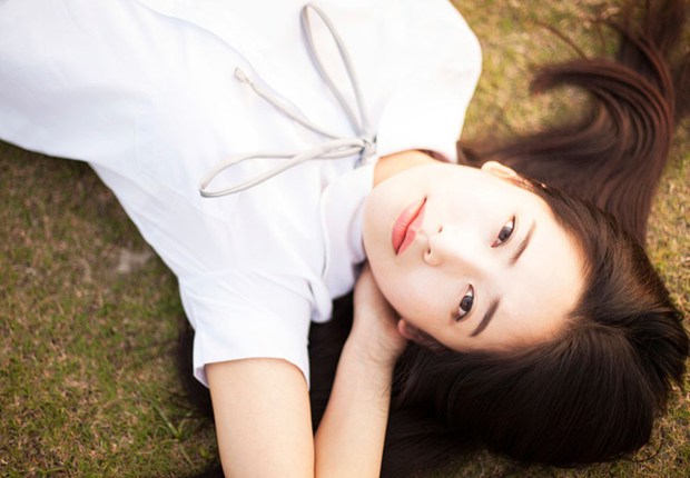 气质校园女生的草地下午时光