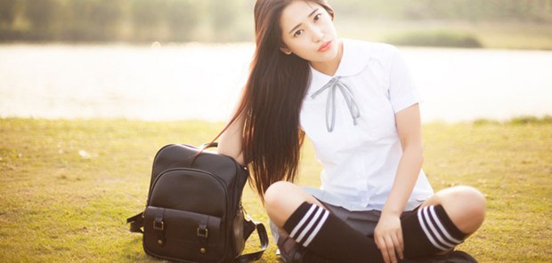 气质校园女生的草地下午时光