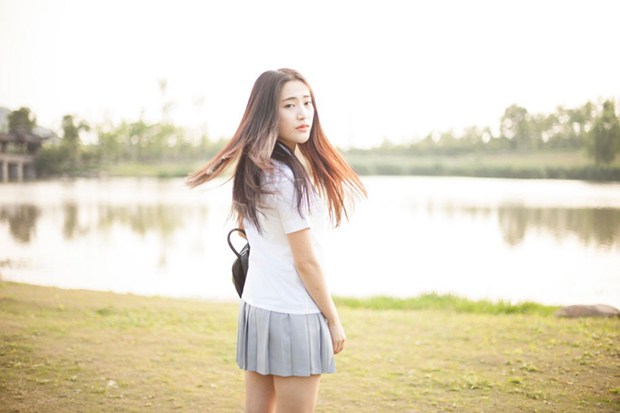 气质校园女生的草地下午时光