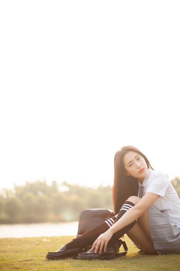 气质校园女生的草地下午时光