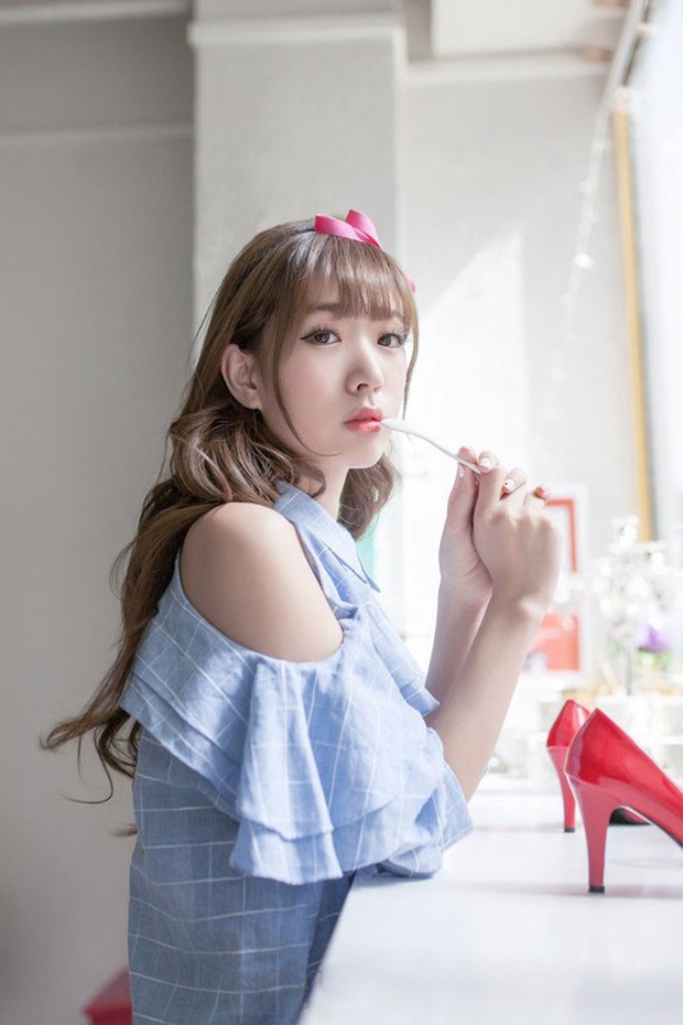 萌萌哒可爱女生俏皮吐舌表情