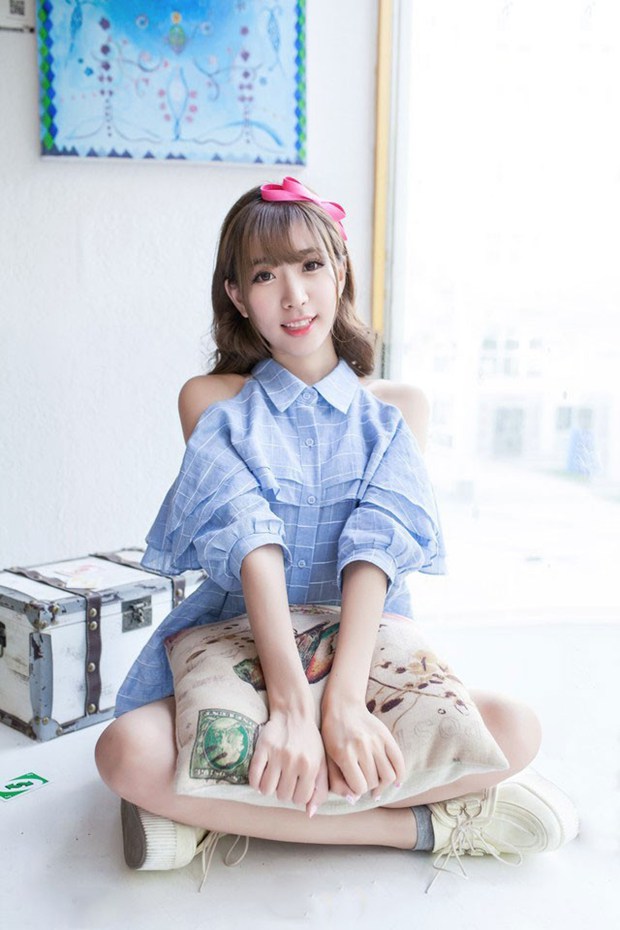 萌萌哒可爱女生俏皮吐舌表情