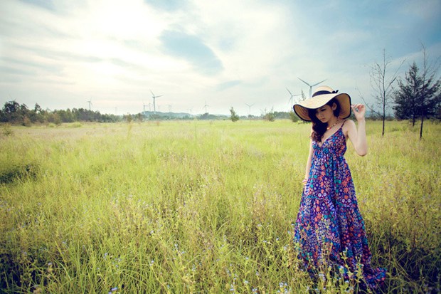 碎花裙遮阳帽美女草地春游照片