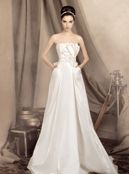 国外设计典雅庄重新娘婚纱图片