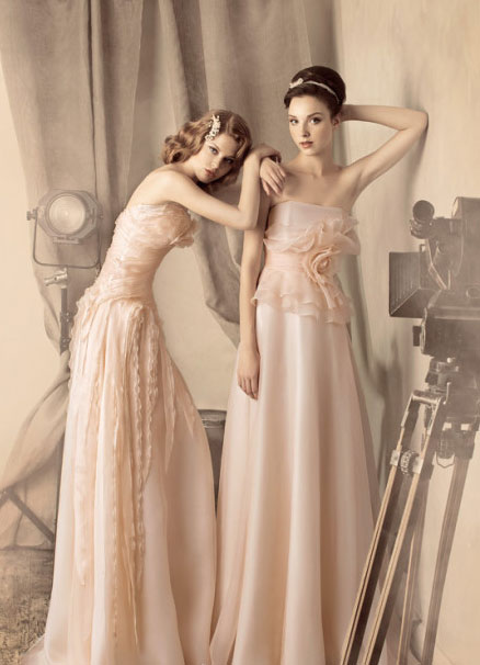 国外设计典雅庄重新娘婚纱图片