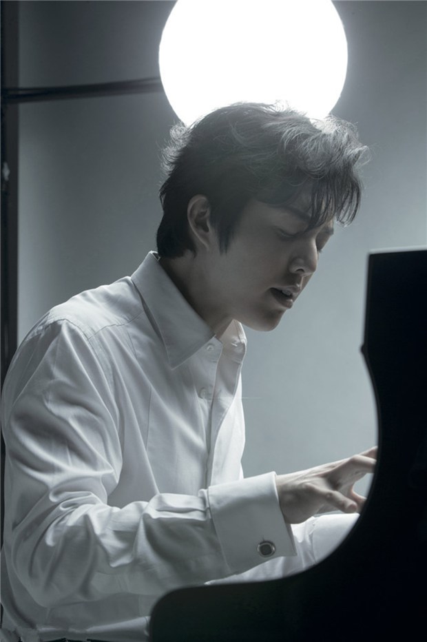 才华明星李云迪弹钢琴照片
