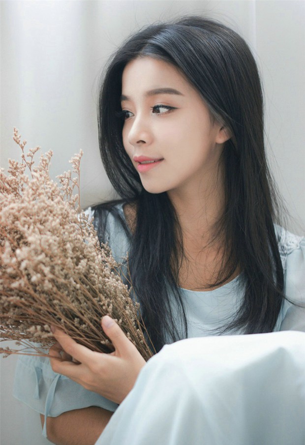 持花的清纯邻家妹子图片