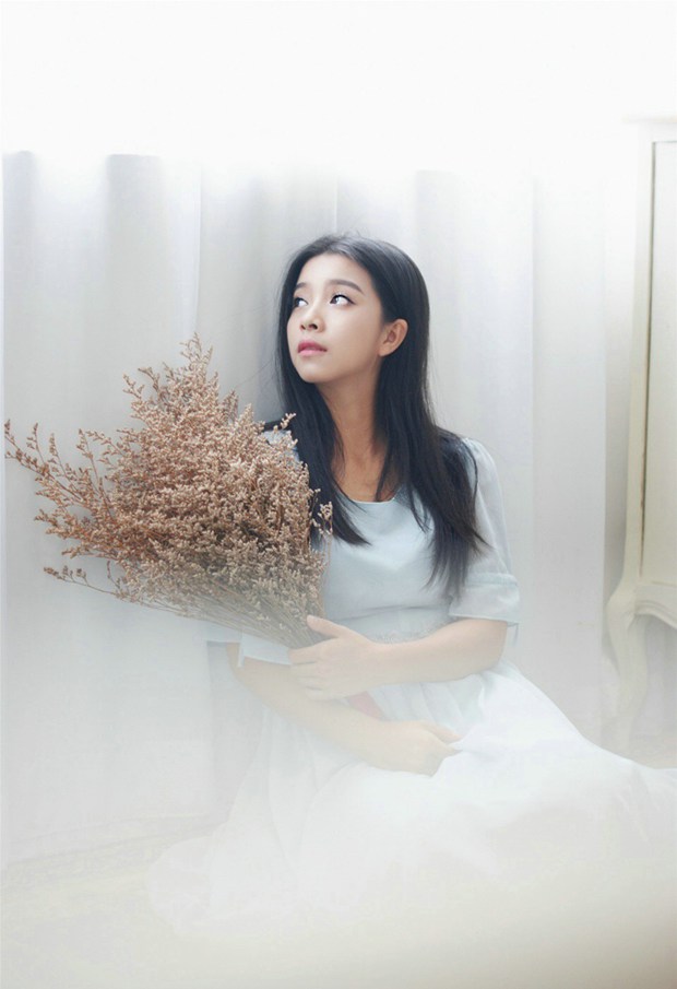 持花的清纯邻家妹子图片