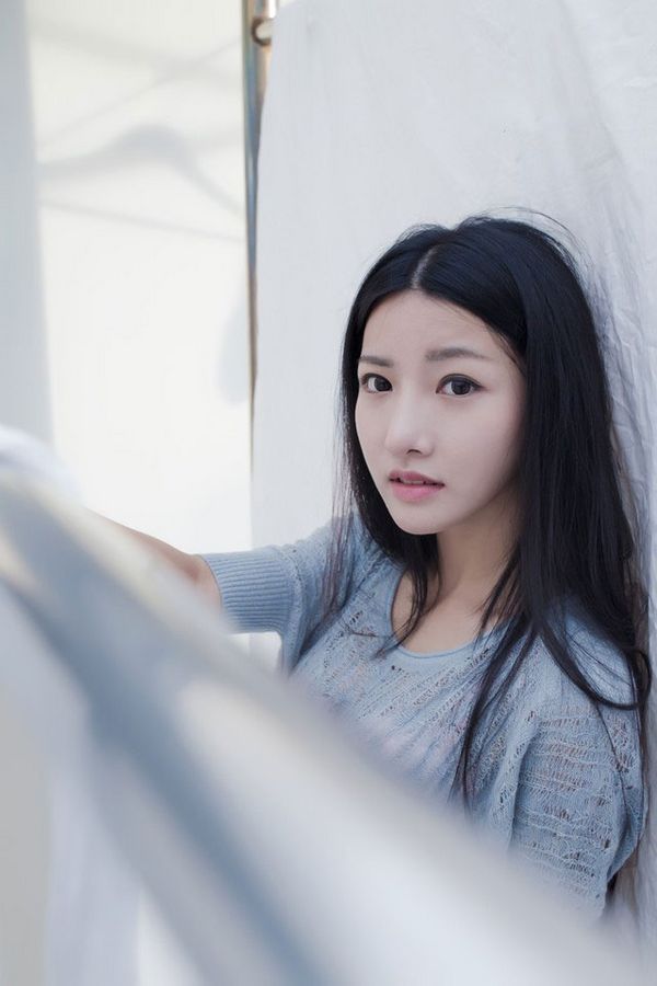 清纯黑长发白肤美美女图片