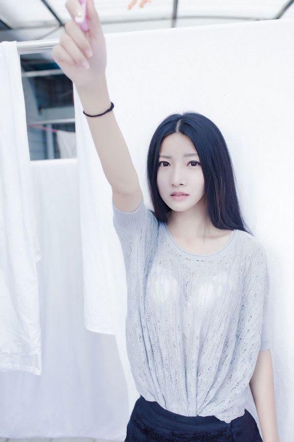 清纯黑长发白肤美美女图片