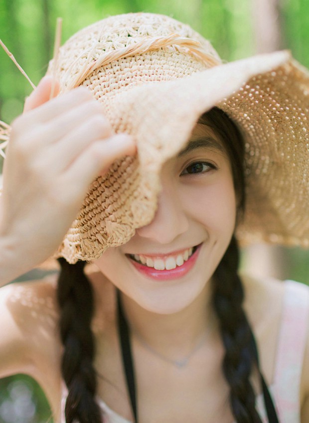 森林里的文艺可爱女生图片