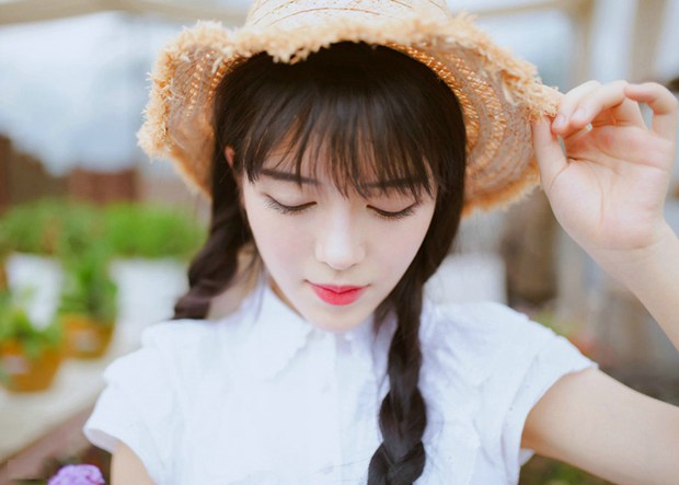 清纯甜美带草帽的花房姑娘