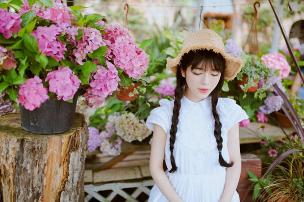 清纯甜美带草帽的花房姑娘