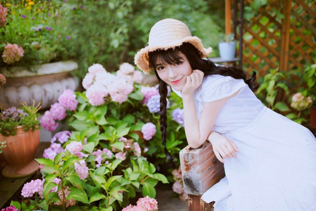 清纯甜美带草帽的花房姑娘