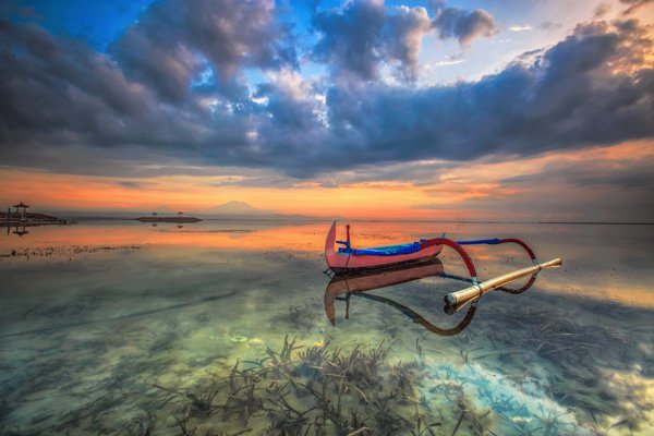 夕阳下海滩小船唯美风景图片