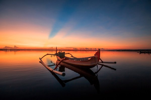 夕阳下海滩小船唯美风景图片
