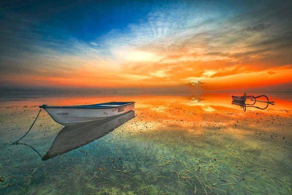 夕阳下海滩小船唯美风景图片
