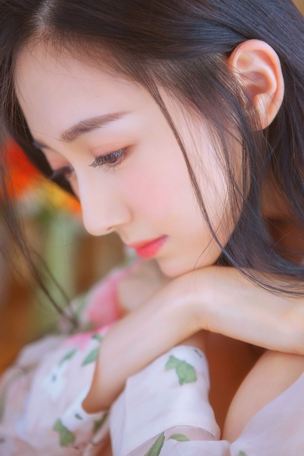 好看的鲜花唯美可爱女生