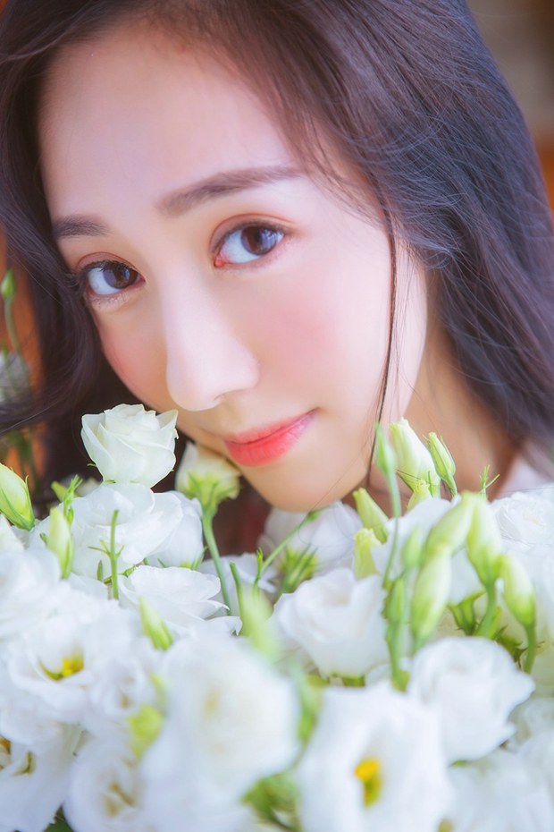 好看的鲜花唯美可爱女生