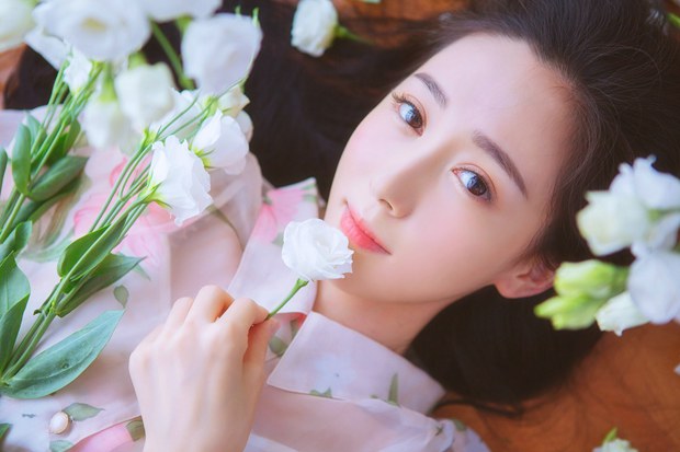 好看的鲜花唯美可爱女生