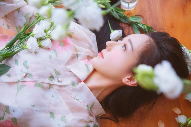 好看的鲜花唯美可爱女生
