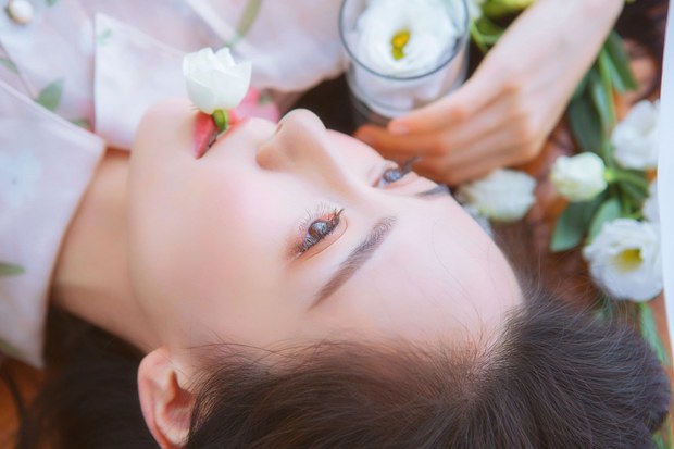 好看的鲜花唯美可爱女生