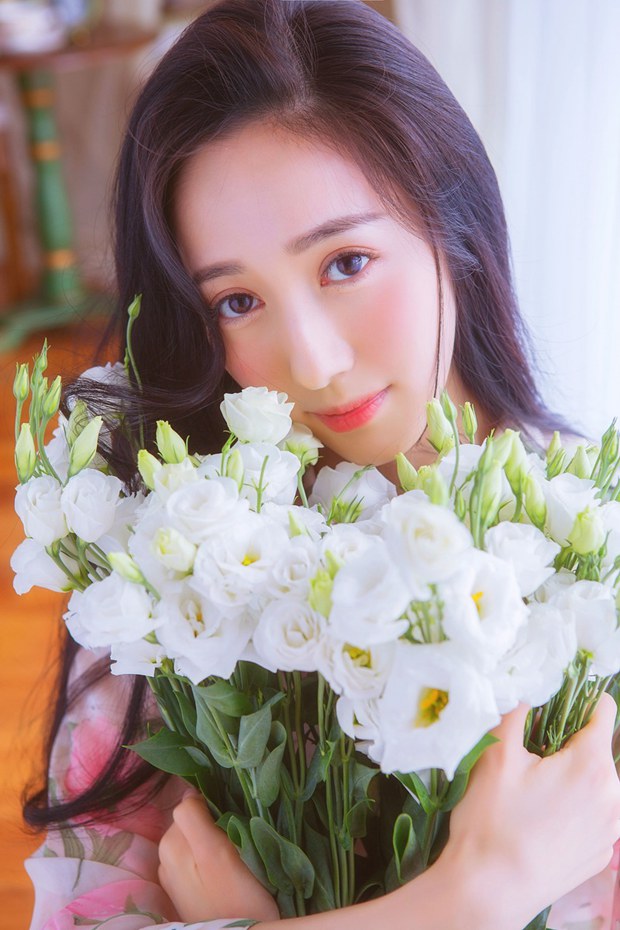 好看的鲜花唯美可爱女生