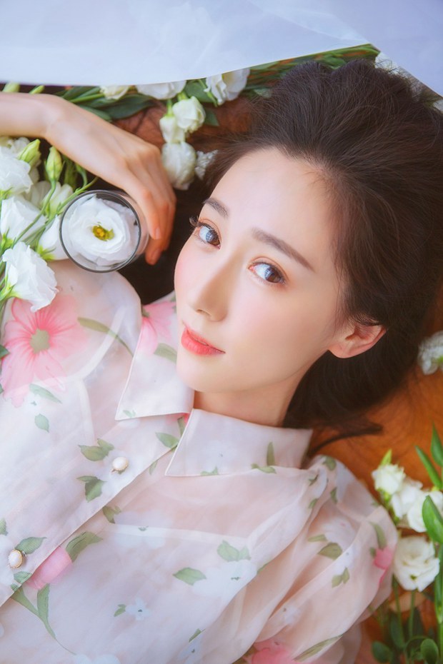 好看的鲜花唯美可爱女生