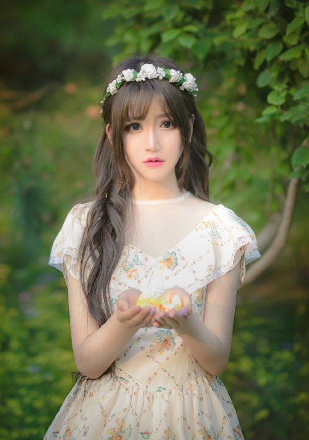 森林系花仙子文艺拍照美女