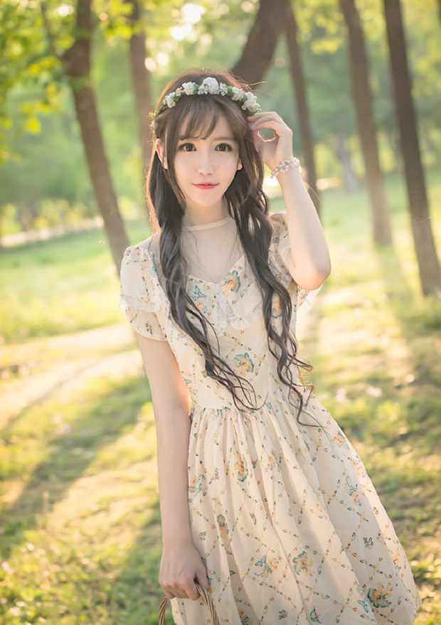 森林系花仙子文艺拍照美女