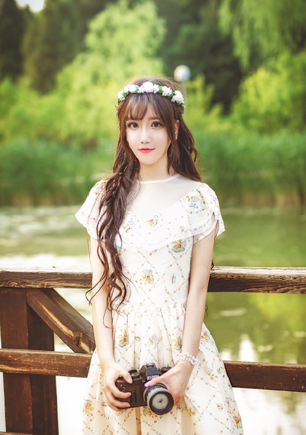森林系花仙子文艺拍照美女