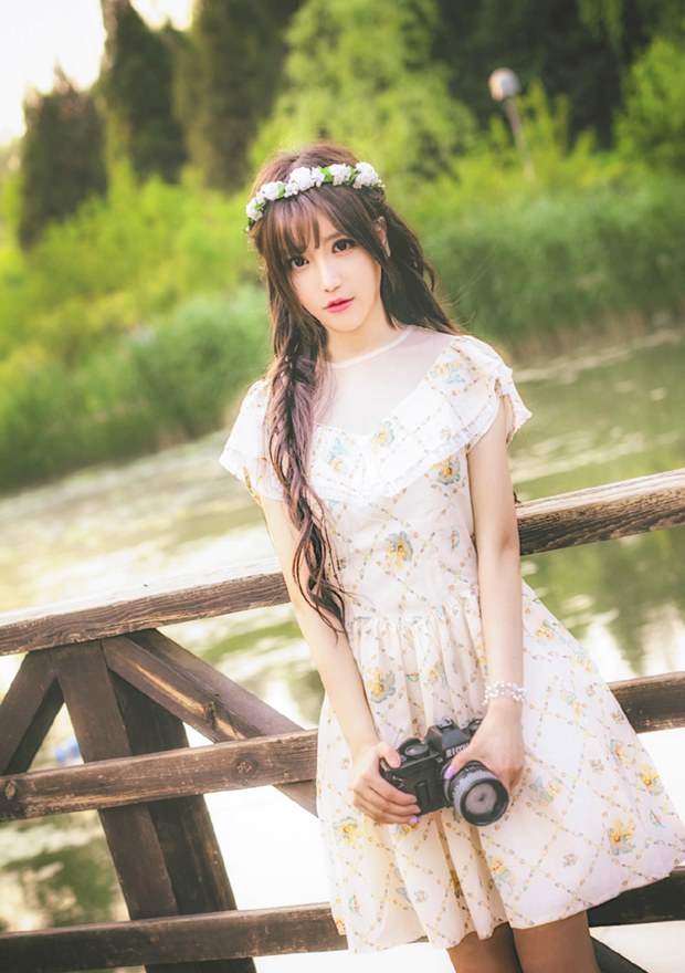 森林系花仙子文艺拍照美女