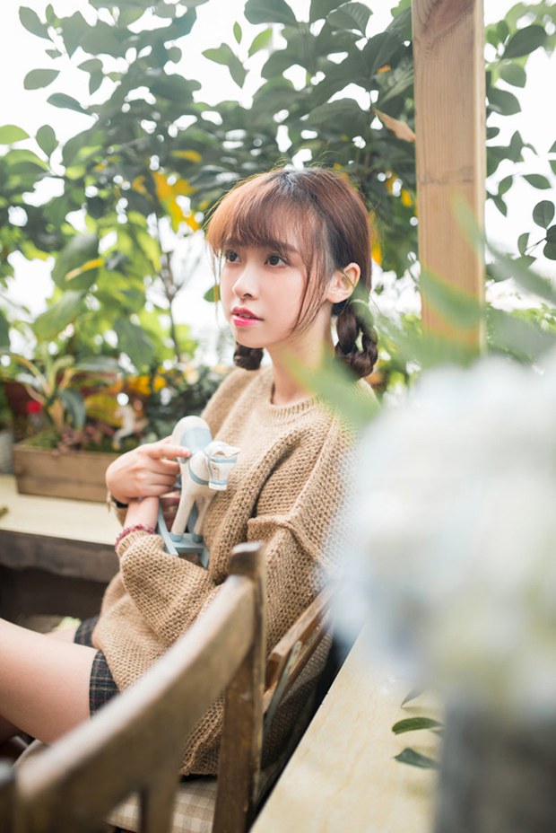 杂货古董店里的清纯麻花辫女生图片