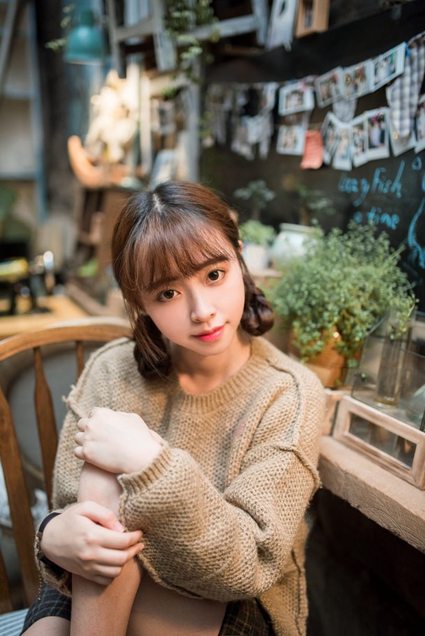杂货古董店里的清纯麻花辫女生图片