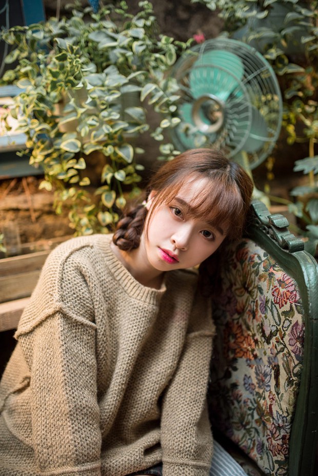 杂货古董店里的清纯麻花辫女生图片
